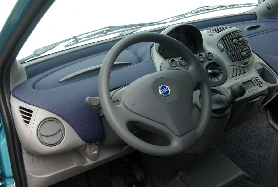 Интерьер Fiat Multipla 2002 года  (фото 12 из 25)
